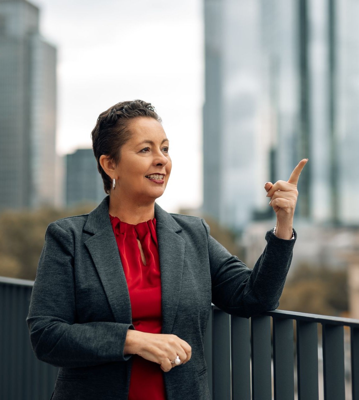 Sabine Lanius vor der Frankfurter Skyline